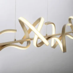 LED-Pendelleuchte in messing-matt mit 4 geschwungenen Leuchtarmen mit Dimmfunktion strahlt warmweiß