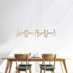 LED-Pendelleuchte in messing-matt mit 4 geschwungenen Leuchtarmen mit Dimmfunktion strahlt warmweiß