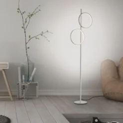 LED Stehleuchte silber schlichtes Design Fußschalter warmweiß