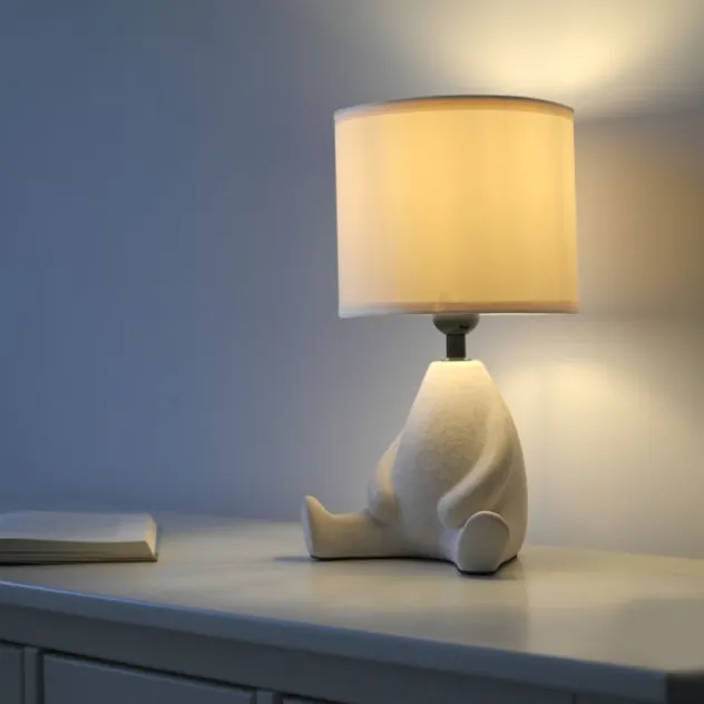 LED Tischleuchte beige Männchen sitzend Stoffschirm mit Schnurschalter