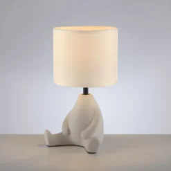 LED Tischleuchte beige Männchen sitzend Stoffschirm mit Schnurschalter