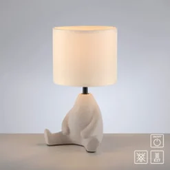 LED Tischleuchte beige Männchen sitzend Stoffschirm mit Schnurschalter